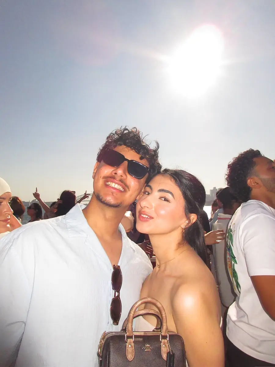 Salwa and Marchi in the afternoon sun on the harbour